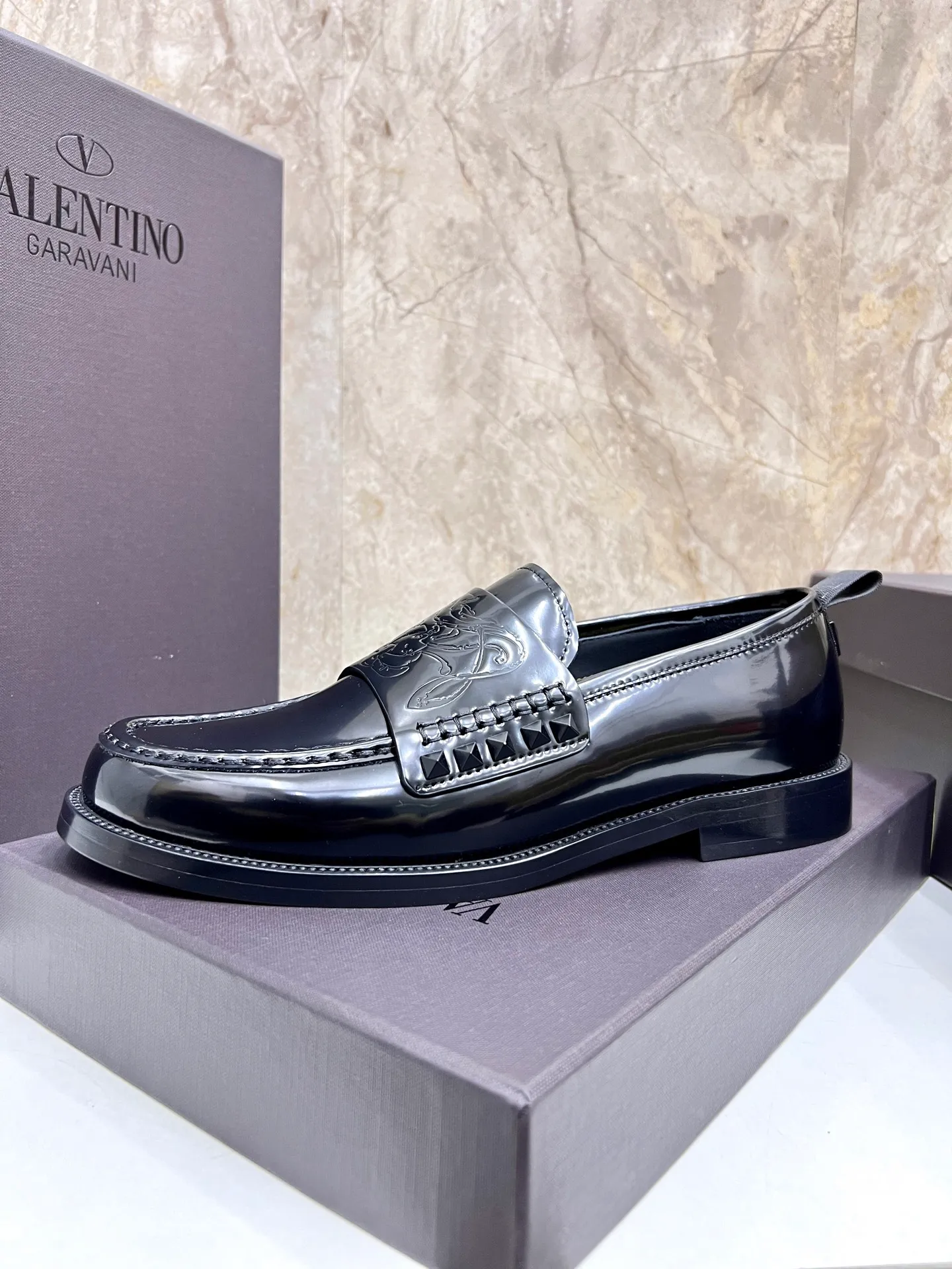 Men's men's shoes💰780 Valentino New men's V logo micro-label business casual loafers. These Derby loafers are made of imported cowhide leather. They are light in texture and cool in style. The uppers are decorated with brand logo buckles, showing off the big-name style! The lines reveal novel urban trends. The toe is round and full, and the rubber foam sole and triple protruding leather welt complement each other. It is extremely fashionable and charming, with dyed calfskin lining, genuine leather feet, and standard logo decoration. It is simple yet elegant. It has a classic European and American loose style and is extremely comfortable on the feet. Size: 39-44 (customized at 38.45.46)